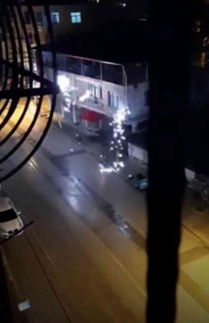Elektrik Tellerinden Çıkan Kıvılcımlar Korkuttu