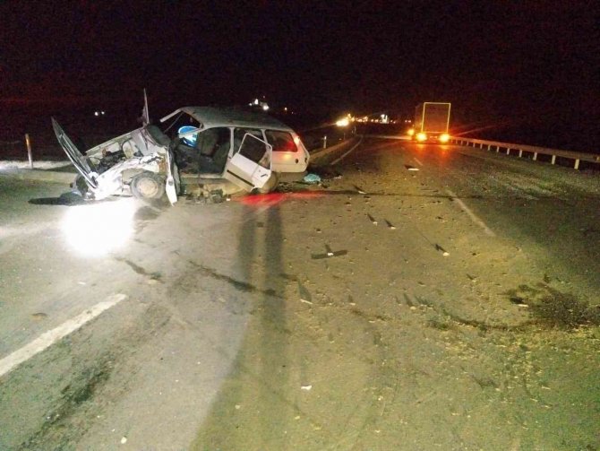 Kavşakta Çarpışan İki Otomobil Hurdaya Döndü: 4 Yaralı