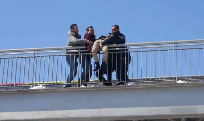 İ̇ntihar Teşebbüsünde Bulunan Şahsı Hastaneye Götürmek İsteyen Ambulans Kaza Yaptı