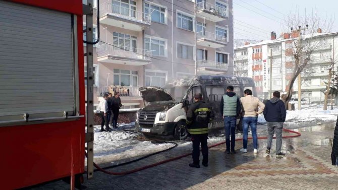 Konya’da Park Halindeki Okul Servisi Alev Alev Yandı