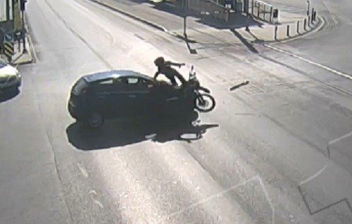 İ̇zmir’de Yaya Ve Motosikletlilerin Karıştığı Kazalar Kamerada