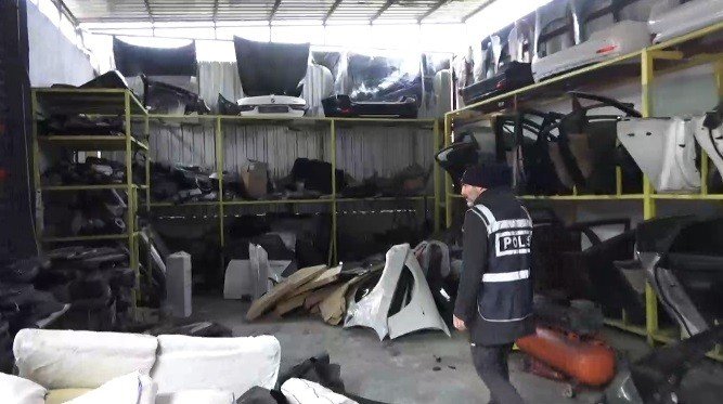 İ̇zmir’de Oto Hırsızlık Şebekesine Eş Zamanlı Operasyon: 6 Gözaltı