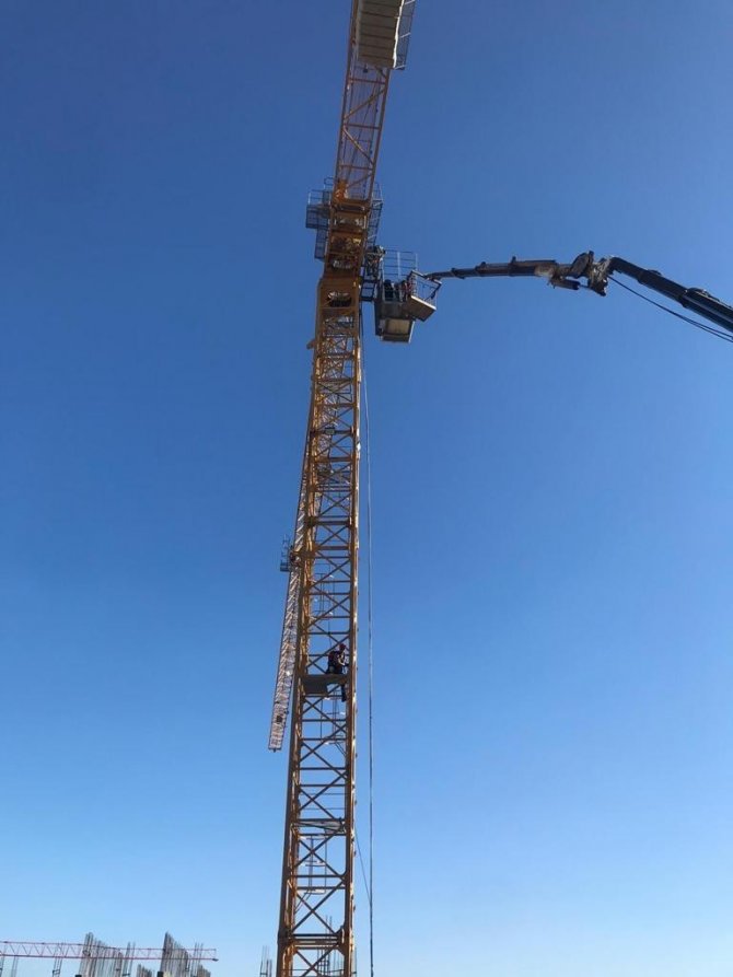 50 Metre Yükseklikte Rahatsızlanınca Yardımına İtfaiye Ekipleri Yetişti