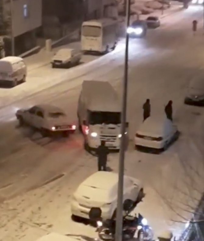 Yollar Çarpışan Araba Pistine Döndü, Kazalar Peş Peşe Geldi