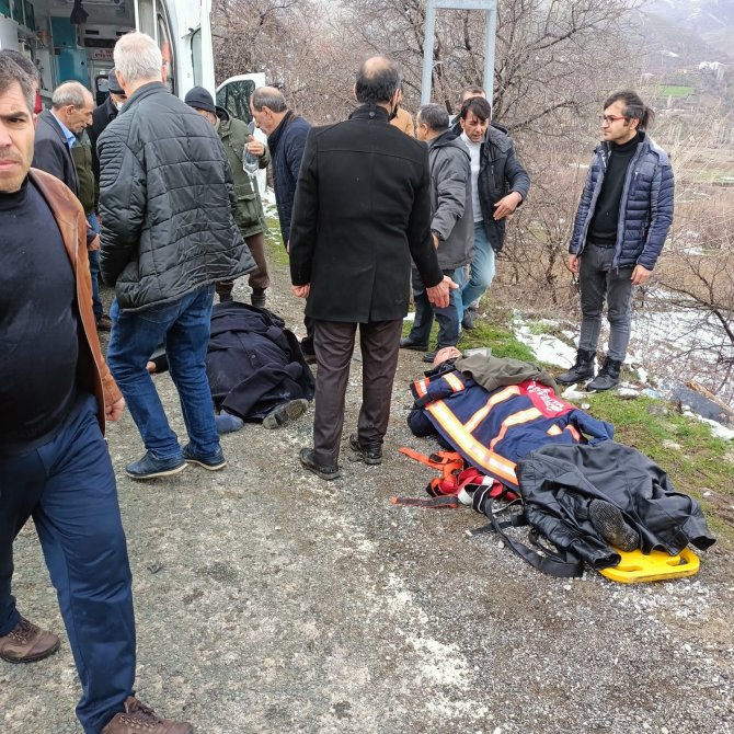 Minibüs İle Otomobil Çarpıştı: 17 Yaralı