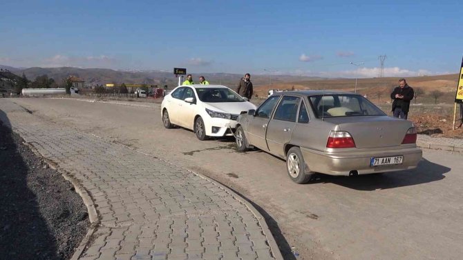 İ̇ki Otomobil Kafa Kafaya Çarpıştı: 2’si Çocuk 4 Yaralı