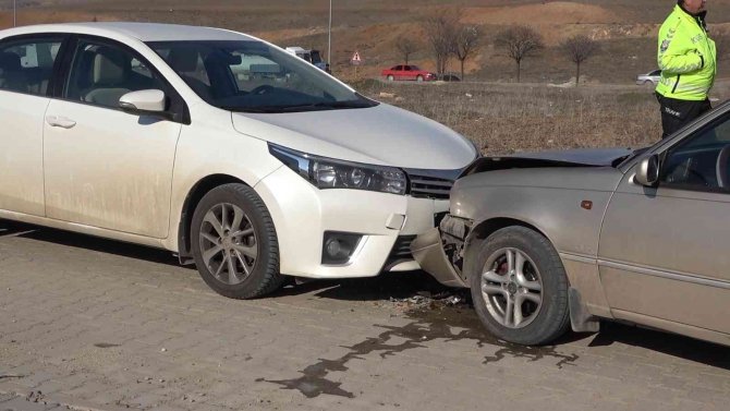İ̇ki Otomobil Kafa Kafaya Çarpıştı: 2’si Çocuk 4 Yaralı
