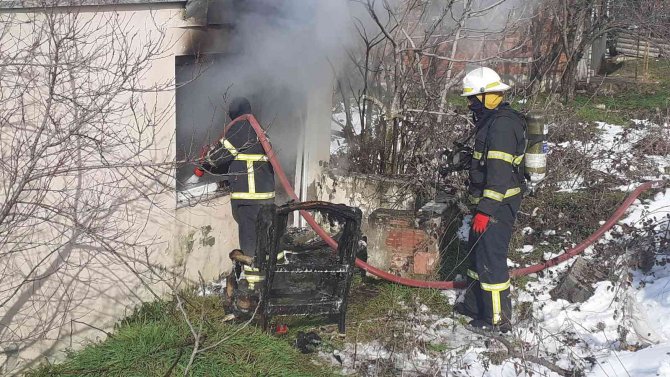 Metruk Bina Alevlere Teslim Oldu