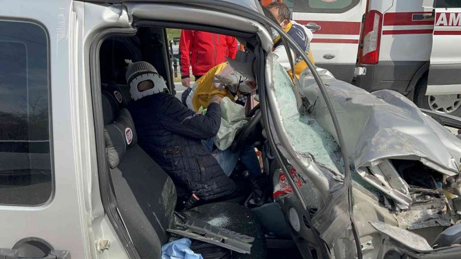 Duran Tıra Arkadan Çarpan Aracın Sürücüsü İçin Seferber Oldular