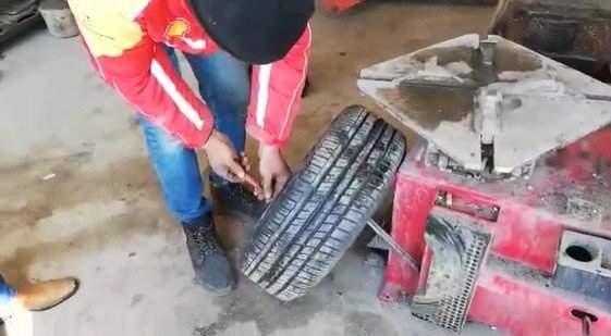 Araç Lastiğinde Uyuşturucu Sevkiyatı Yapanlar Polisten Kaçamadı