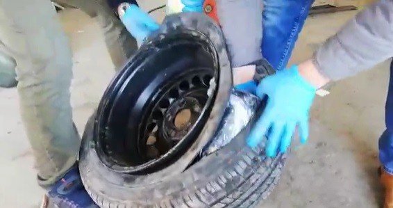 Araç Lastiğinde Uyuşturucu Sevkiyatı Yapanlar Polisten Kaçamadı