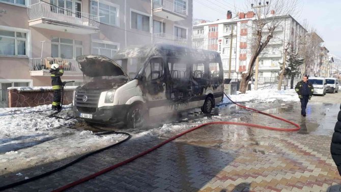 Konya’da Park Halindeki Okul Servisi Alev Alev Yandı