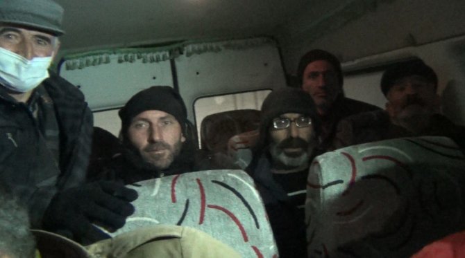 Kars’ta Yolda Mahsur Kalan 15 Kişi Donmaktan Son Anda Kurtarıldı