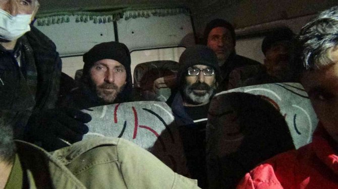 Kars’ta Yolda Mahsur Kalan 15 Kişi Donmaktan Son Anda Kurtarıldı