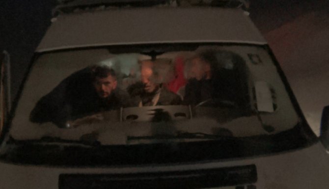 Kars’ta Yolda Mahsur Kalan 15 Kişi Donmaktan Son Anda Kurtarıldı