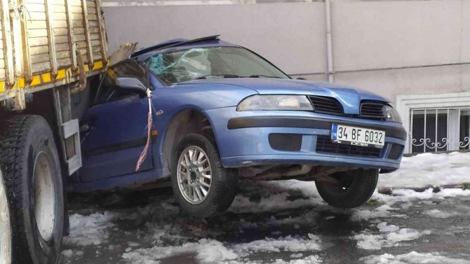 Küçükçekmece’de Feci Kaza Kamerada: Freni Boşalan Kamyon Sürüklediği Otomobille Birlikte Binaya Çarptı