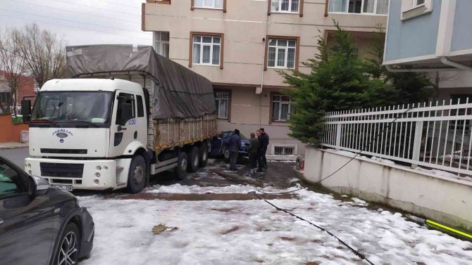 Küçükçekmece’de Feci Kaza Kamerada: Freni Boşalan Kamyon Sürüklediği Otomobille Birlikte Binaya Çarptı