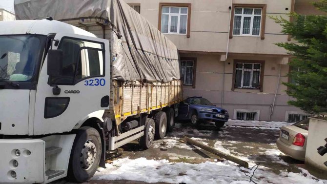 Küçükçekmece’de Feci Kaza Kamerada: Freni Boşalan Kamyon Sürüklediği Otomobille Birlikte Binaya Çarptı