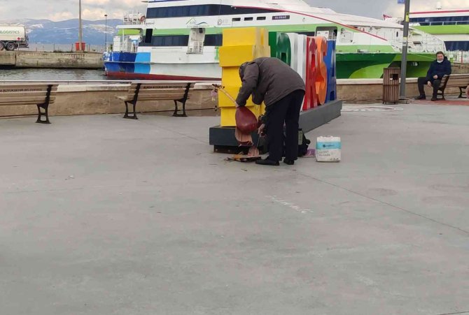 Laf Atma Tartışmasında Sokak Sanatçısının Sazı Kırıldı