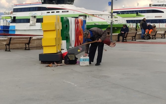 Laf Atma Tartışmasında Sokak Sanatçısının Sazı Kırıldı