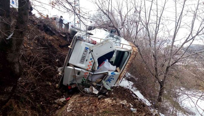 Minibüs İle Otomobil Çarpıştı: 17 Yaralı