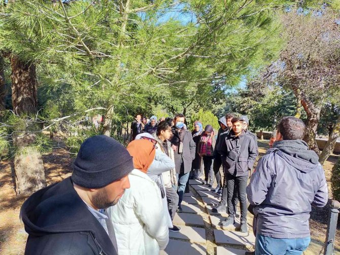 İ̇lahiyat Öğrencileri Çanakkale’de Ecdadın Huzurunda Duaya Durdu