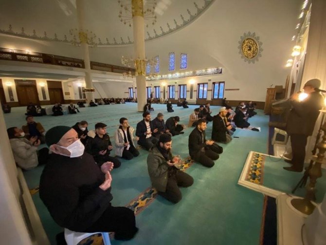 İ̇lahiyat Öğrencileri Çanakkale’de Ecdadın Huzurunda Duaya Durdu