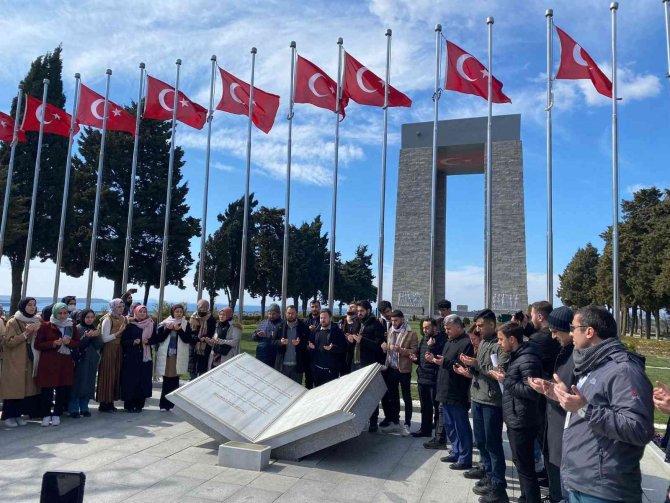 İ̇lahiyat Öğrencileri Çanakkale’de Ecdadın Huzurunda Duaya Durdu