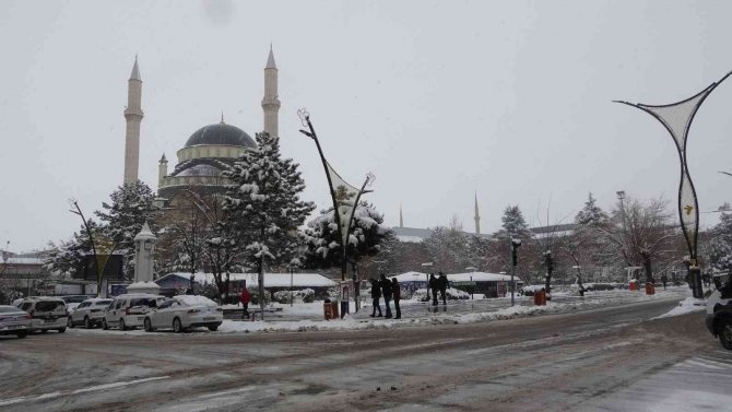 Mart Ayının Ortasında Yağan Kar 230 Köy Yolunu Ulaşıma Kapattı