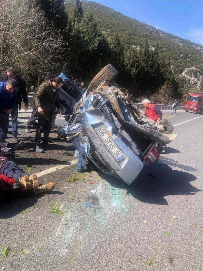 Takla Atan Araçtaki 4 Kişi Yaralandı