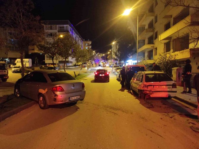 Park Halindeki Otomobile Çarpıp Firar Etti