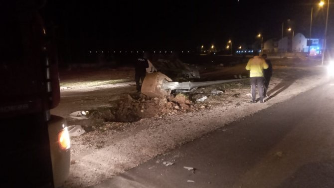 Antalya’da Kaza Sonrası Sıkışan Sürücüyü İtfaiye Kurtardı