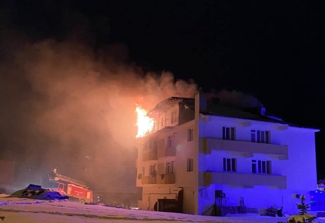 Refahiye’de Binanın Çatı Katında Çıkan Yangın 3 Saatte Söndürüldü