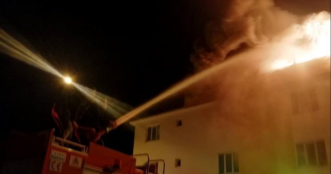 Refahiye’de Binanın Çatı Katında Çıkan Yangın 3 Saatte Söndürüldü