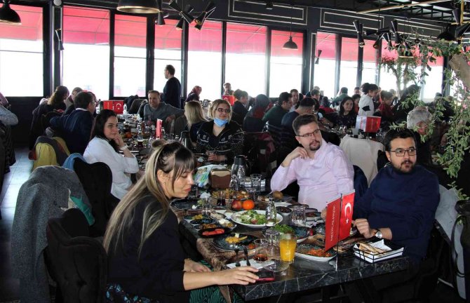 Elazığ’da Sağlıkçılar 14 Mart Tıp Bayramı’nda Bir Araya Geldi