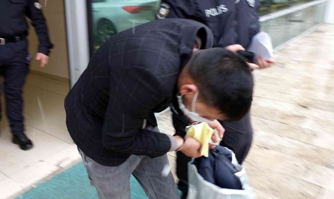 4 Mahallede 7 İş Yerinin Camını Taşla Kırıp Hırsızlık Yapan 2 Kişi Tutuklandı