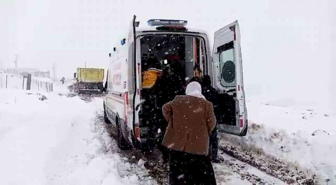 Siirt’te Kar Yolları Kapattı, 75 Yaşındaki Hasta İçin Ekipler Seferber Oldu