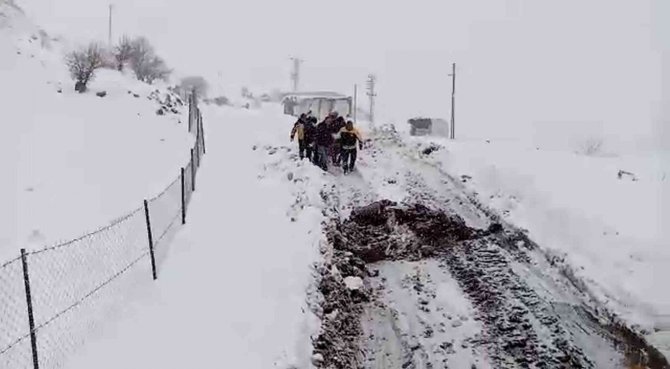 Siirt’te Kar Yolları Kapattı, 75 Yaşındaki Hasta İçin Ekipler Seferber Oldu