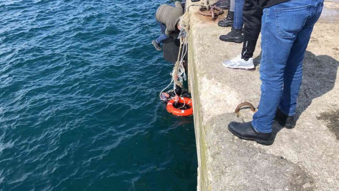 İ̇skelede Yürüyen Kadın Dengesini Kaybedip Denize Düştü