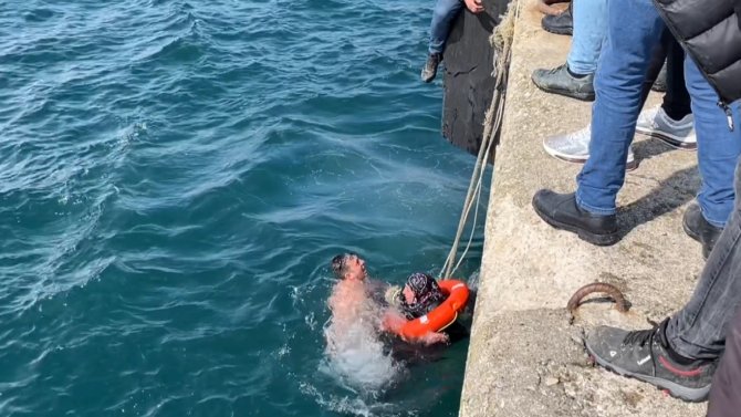 İ̇skelede Yürüyen Kadın Dengesini Kaybedip Denize Düştü