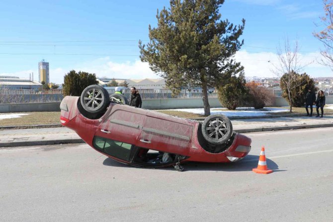 Kaldırıma Çarpıp Takla Attı,2 Kişi Yaralandı