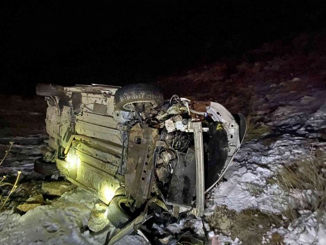 Sivas’ta Otomobil Devrildi, Sürücüyü İtfaiye Kurtardı