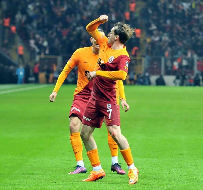 Spor Toto Süper Lig: Galatasaray: 2 - Beşiktaş: 0 (İ̇lk Yarı)