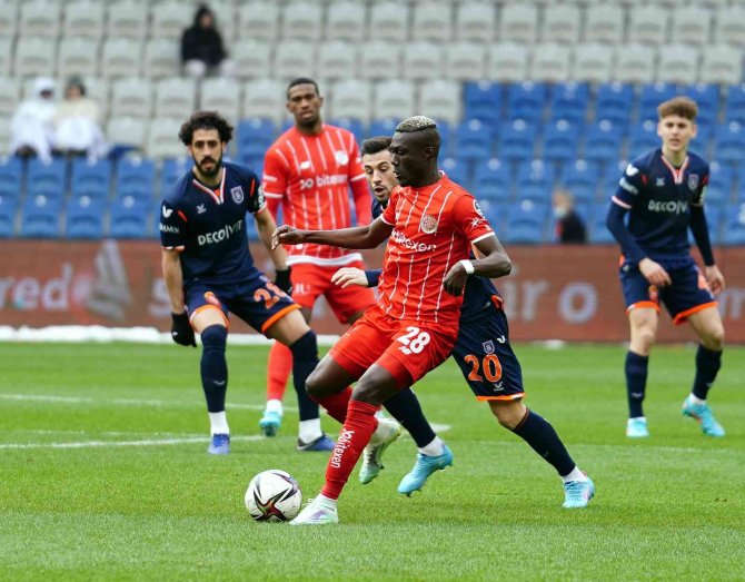 Spor Toto Süper Lig: Medipol Başakşehir: 0 - Antalyaspor: 1 (İ̇lk Yarı)