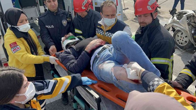 Duran Tıra Arkadan Çarpan Aracın Sürücüsü İçin Seferber Oldular