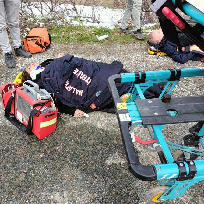 Minibüs İle Otomobil Çarpıştı: 17 Yaralı