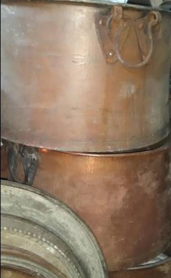 Fare Gibi Girdikleri Bağ Evinden 10 Bin Liralık Kazan Çaldılar