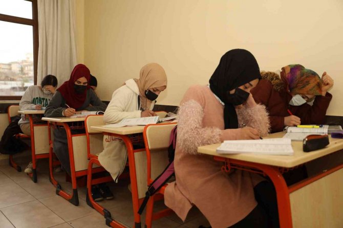 Dicleli Gençler Akademi Lise İle Üniversiteye Hazırlanıyor