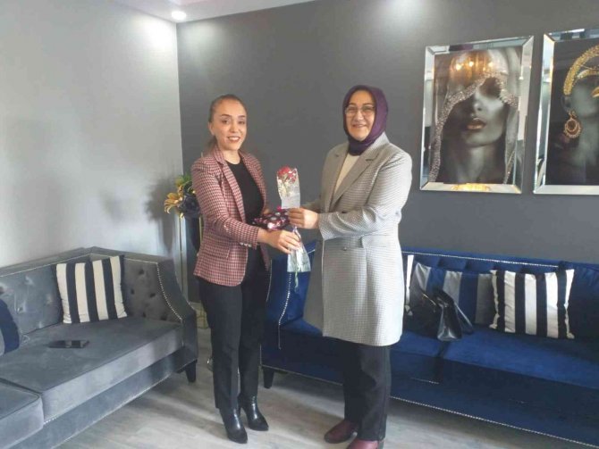 Van Büyükşehir Belediyesi Sağlık Çalışanlarının Bayramını Kutladı