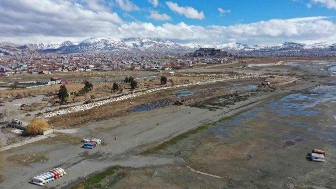 Van Büyükşehir Belediyesinden İ̇skele Sahiline Yeni Park